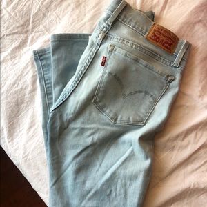 LIGHT WASH LEVI JEANS